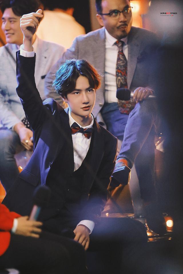 华晨宇的应援色和应援口号(华晨宇边做俯卧撑边唱飞得更高)