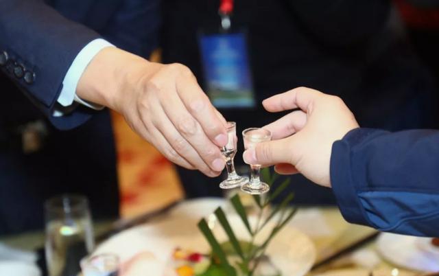 跟领导吃饭的敬酒语和不认识的领导敬酒简单说什么