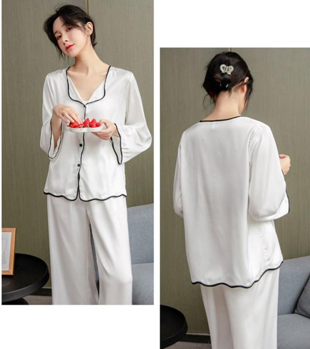 女生穿睡衣擦身体乳