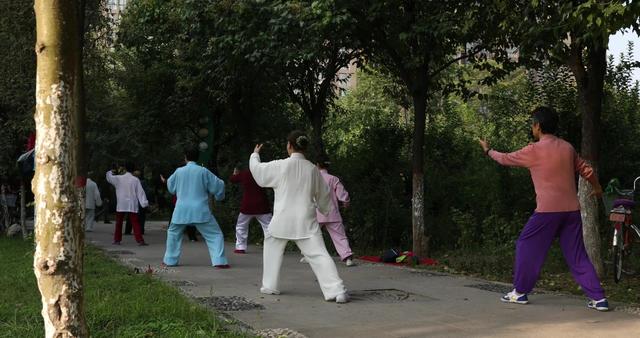 年龄偏大的人易患高血压，这3种运动别做，这2种运动很适合