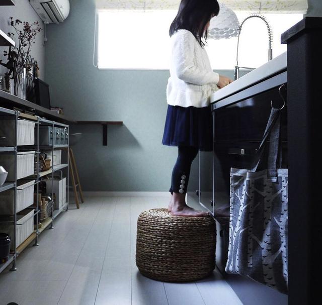 日本妈妈晒厨房里的女儿：小小年纪就在厨房忙碌，真的是可爱极了