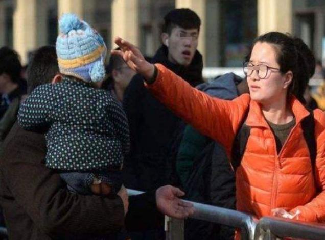 “我不上班谁挣钱养你”？父母无意的话，可能会伤了孩子的心