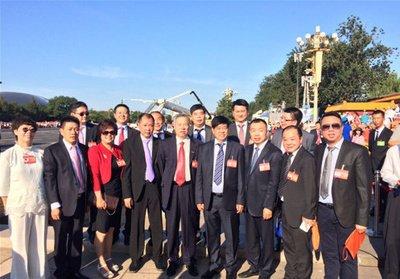 上海男子胡介国，2001年当上非洲首位华人酋长，拥有军队和选妃权