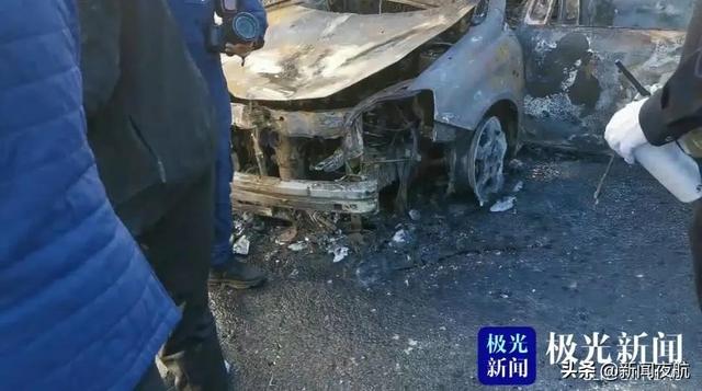 哈尔滨街头 一辆出租车行驶中突发自燃 还伴有爆炸声响 全网搜