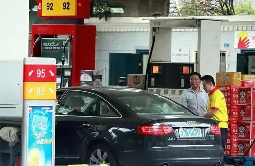油价迎来“14涨”加满70升汽油多花100元，2.37亿车主叫苦连天
