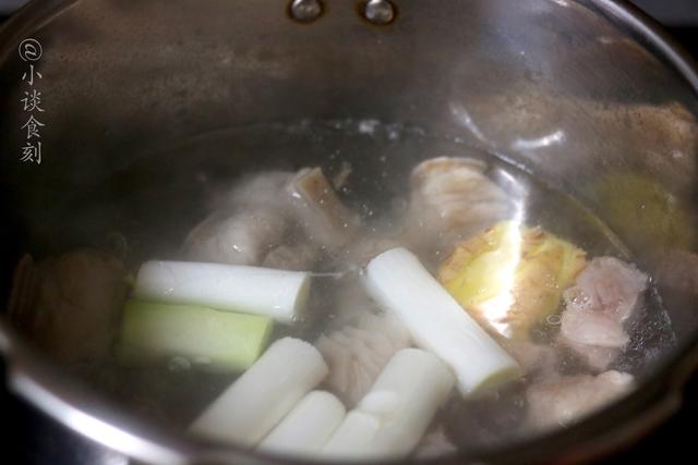 炖羊汤时，开水还是冷水下锅？区别很大，做错有膻味汤色不奶白