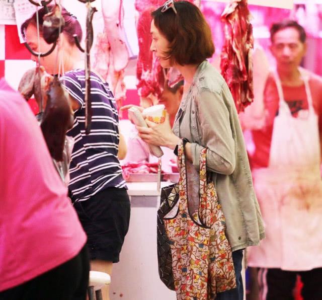 无论是天王巨星还是TVB绿叶，到了菜市场都只是普通熟客街坊！