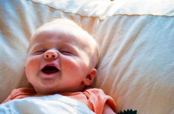 3岁宝宝半夜惊醒，手指向窗外哇哇大哭，次日全家连夜搬走