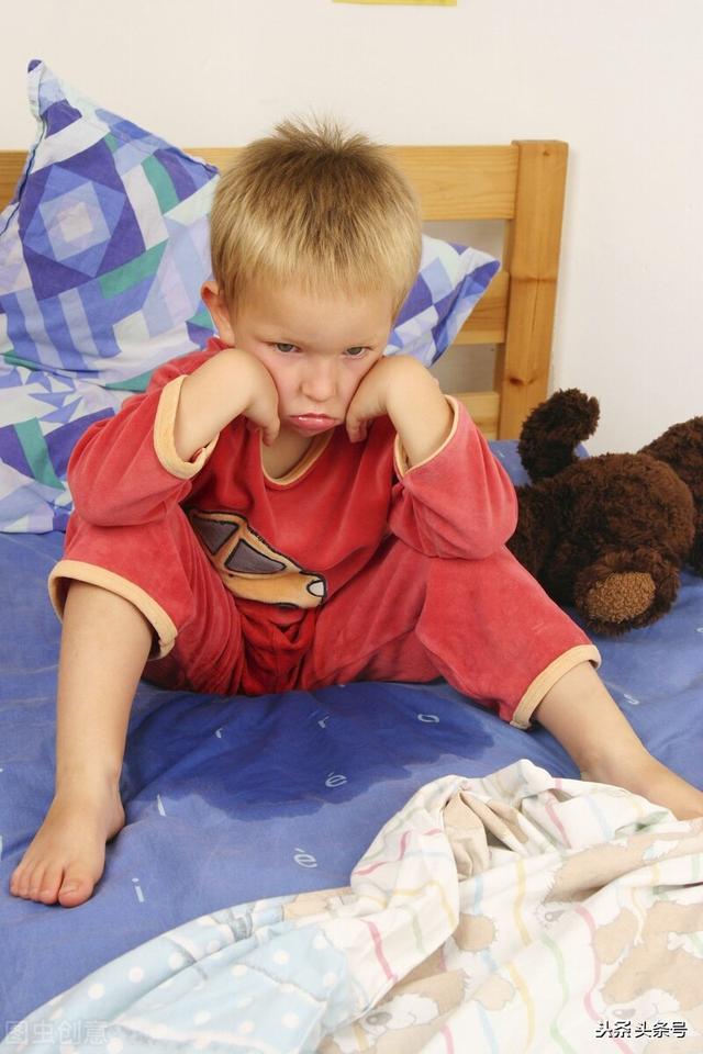 小朋友尿床要警惕