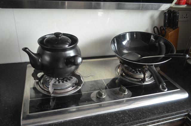 煤气灶左边不能炒菜为什么，煤气灶左边不能炒菜吗