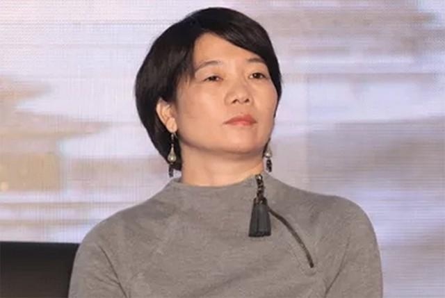 马秀慧：20岁为爱私奔，怀孕催债被羞辱，靠卖灯具起家后赚190亿