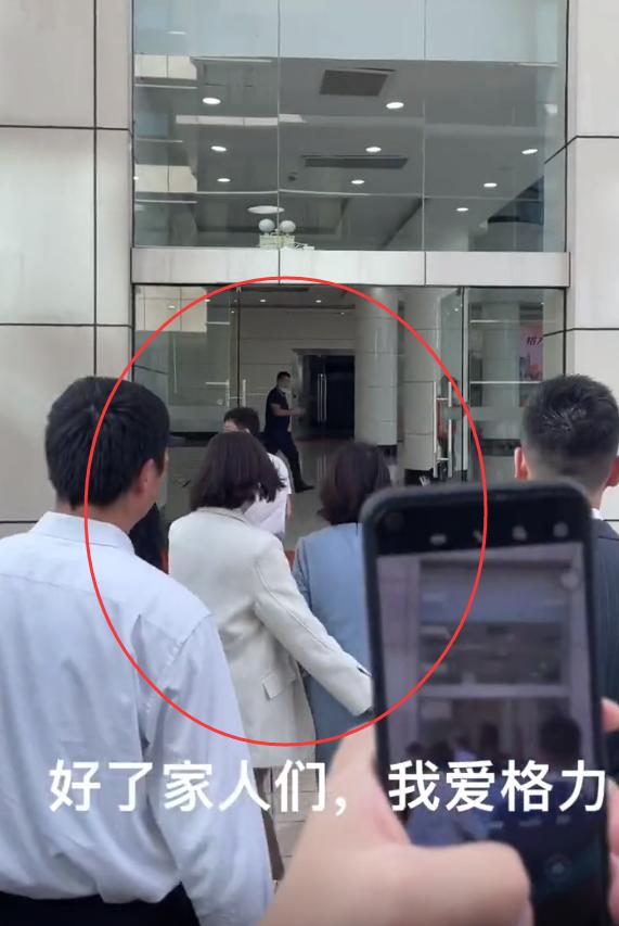 格力三十周年庆典现场曝光，董明珠穿礼裙现身，22岁接班人地位高