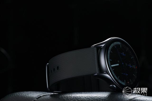 华米GTR 3 Pro智能手表来了！内置自研系统一键测量，30天超长续航