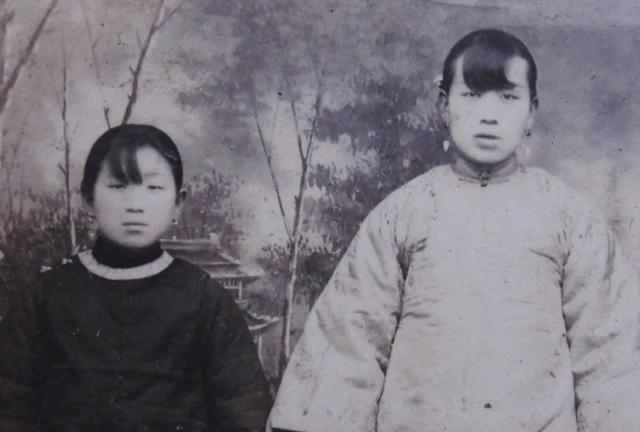 1981年，他躲入深山“登基”，发展了55名佳丽，其中还有村镇干部