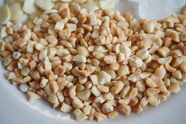 炒花生米要先冻一下再炒更脆？花生杏仁露功效与作用，认真看完了，这篇写的不错
