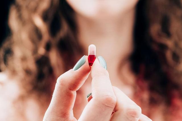 女子长期吃避孕药导致肺梗：除了血栓，短效避孕药还有6个副作用