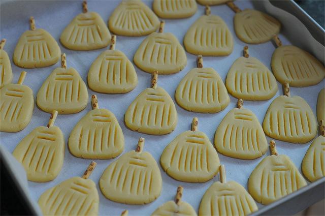 万圣节，给孩子烤盘“扫帚”应应景！酥得掉渣的配方，出炉秒光