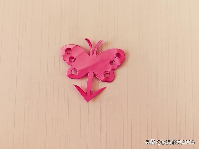 幼儿手工，用一张正方形纸剪四个蝴蝶，好学又好看