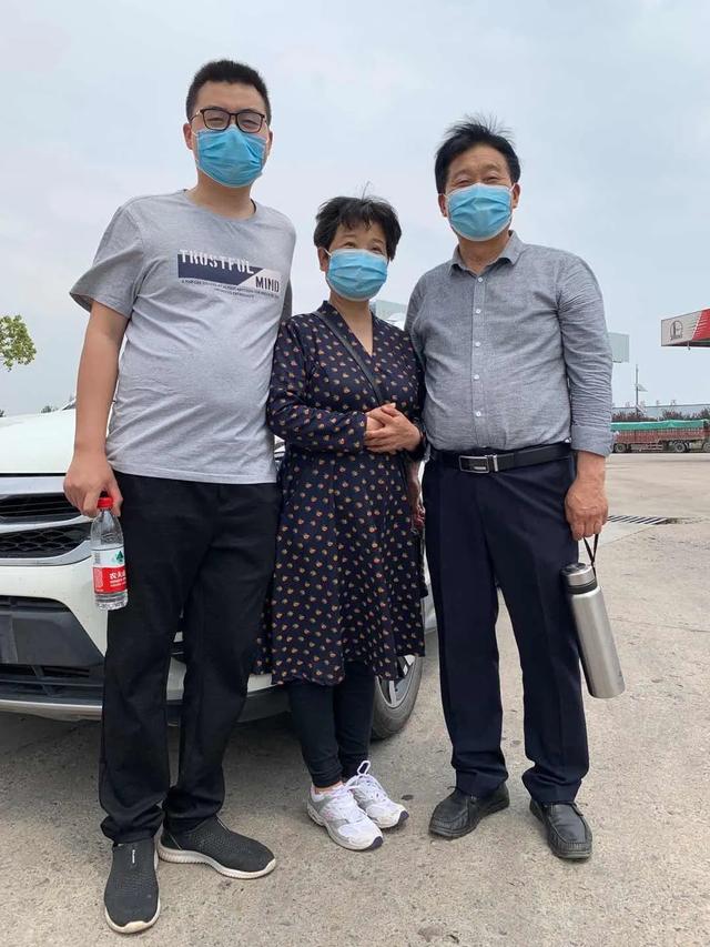 河南开封一大学生活剥父母
