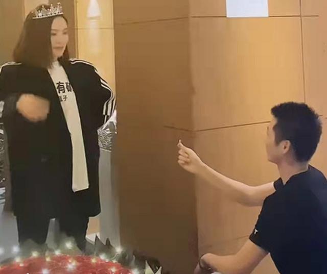 29岁女星将结婚 求婚现场感动落泪与男友相拥 众星为其送祝福 Zh中文网