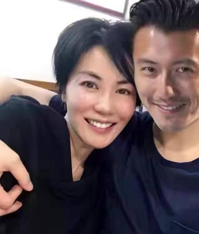 跳着樱花舞的郭富城也在经历着似水流年,那一年他还牵着日本美女藤原