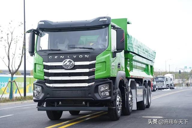拉砂石料自卸车