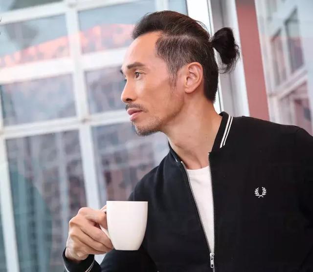 48岁直认自己是快乐的中年 凭借《溏心风暴》一角成双料视帝