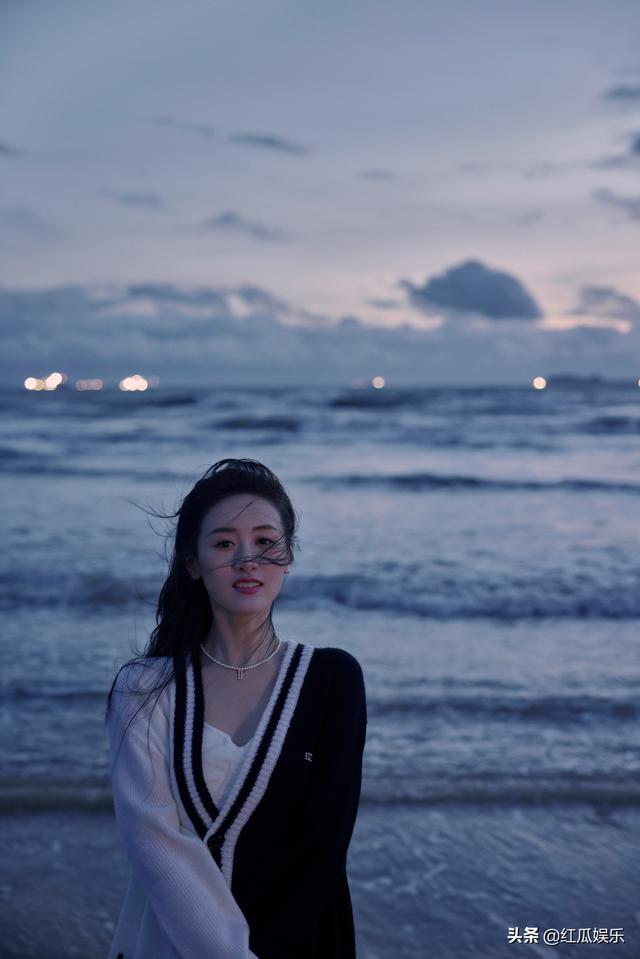 袁冰妍在三亚海边的一组写真,从图片里可以看出,那天的风超级大,头发