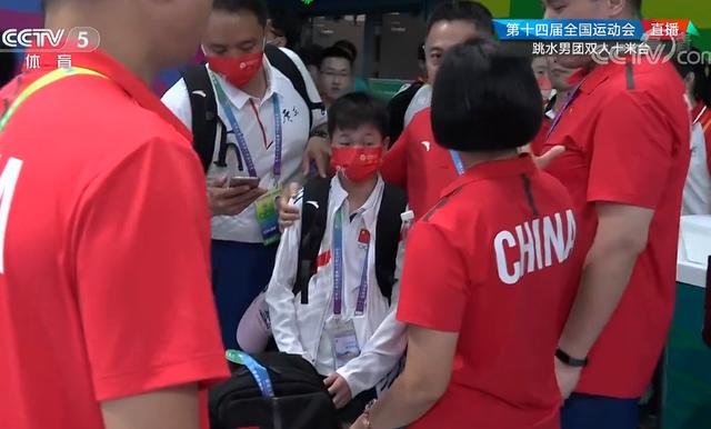 全红婵观战男队比赛！被记者围住，教练迅速将她拉走，挡脸离场