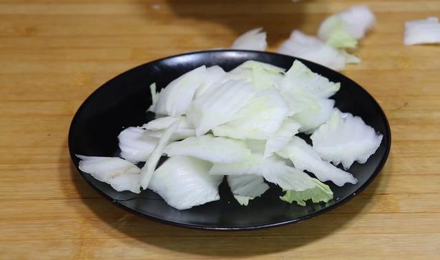 猪肉白菜炖粉条 猪肉白菜炖粉条（猪肉白菜炖粉条的家常做法） 美食