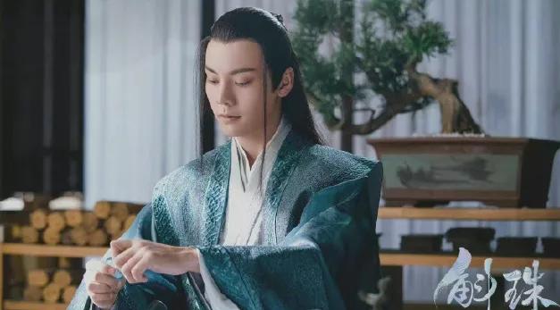 杨幂新剧引争议，35岁演“古偶少女”：这次被骂，她冤吗？