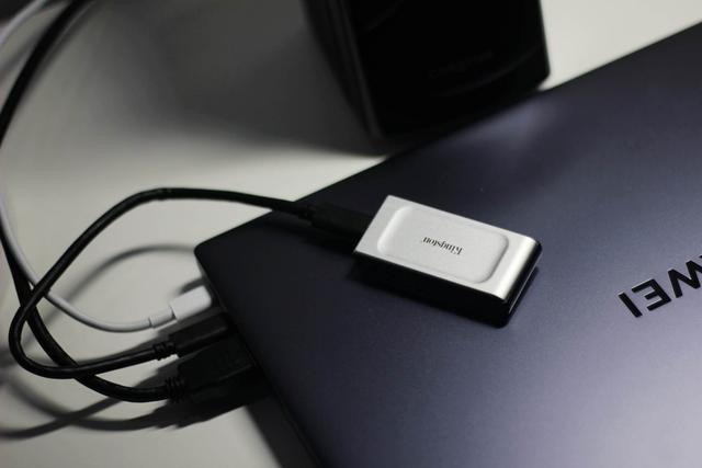 读写最高2000MB/s，小巧还有三防设计 - 金士顿移动固态硬盘XS2000