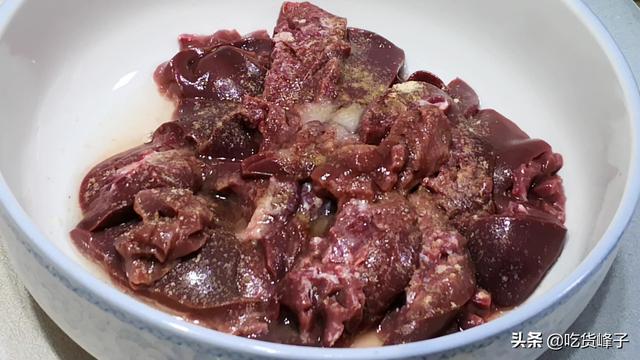 炒腰花時，最忌直接下鍋炒，教你正確做法，脆嫩爽口不腥氣，真香