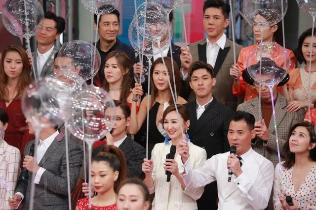 TVB艺人大合照最新排位！25岁力捧小花击败“准视后”站前排