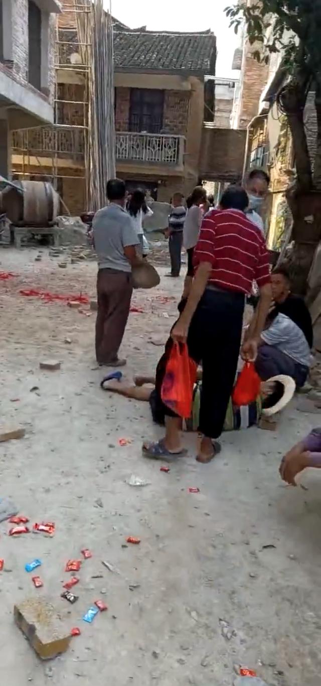 湖南邵阳县一户主盖好新房后楼顶撒红包 有人抢红包时意外坠落 事故中有人死亡
