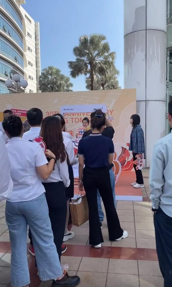 格力三十周年庆典现场曝光，董明珠穿礼裙现身，22岁接班人地位高
