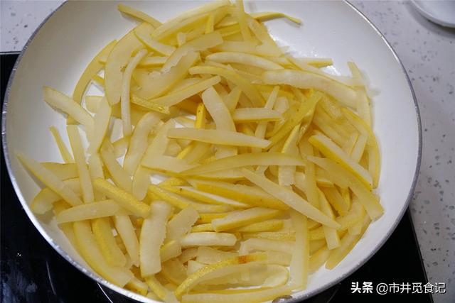 吃完柚子 别把皮扔了 简单炒几下 做成小零食 好吃停不下嘴 蜂蜜柚子茶