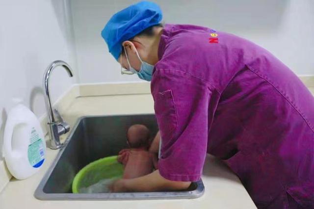 25周早产宝宝有位“责任妈妈”，一本日记记录宝宝“闯关”成长点滴