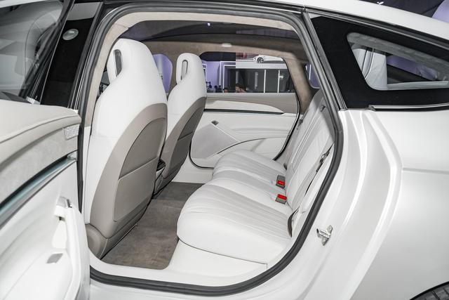 智己L7：高端中大型电动轿车，颜值和科技感都不错，约吗