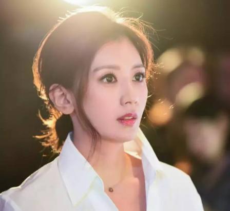 孙志浩:贾静雯女儿过16岁生日，生父孙志浩与后妈出镜，吻其脸颊显亲密