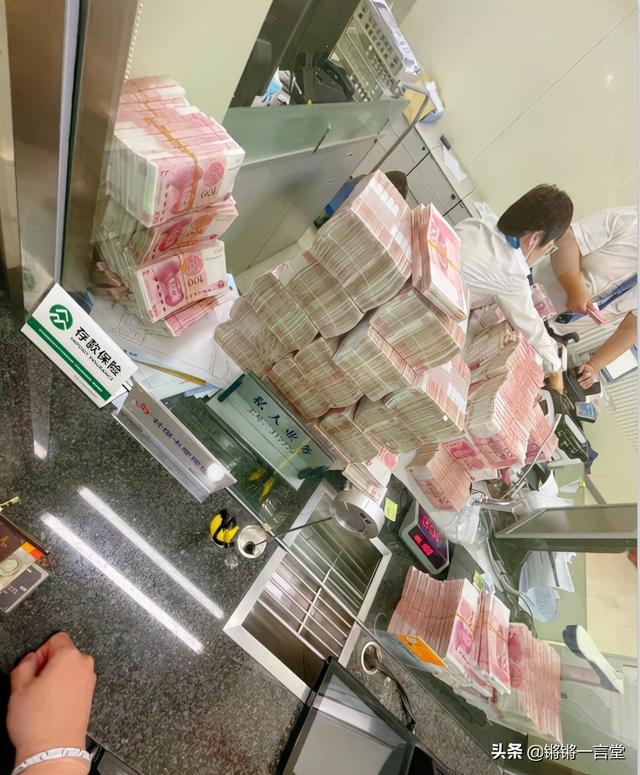 黑客大v嫌银行态度差怒取500万，评论区炸锅，超50万人点赞：爽