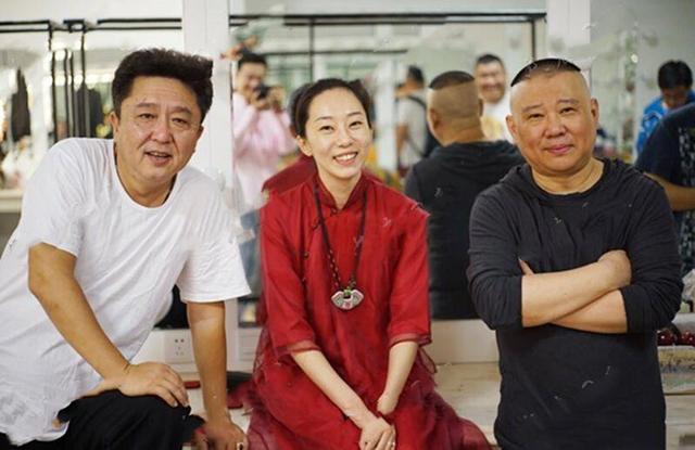 侯耀文大女儿罕露面！41岁素颜气质出众，和郭德纲于谦合照显亲密