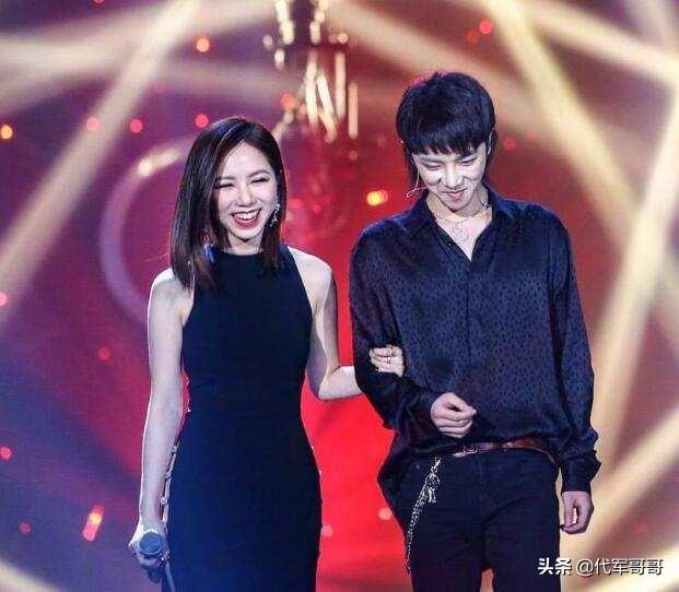 华晨宇的情感绯闻其实不少,他还和樊博艺传了绯闻.