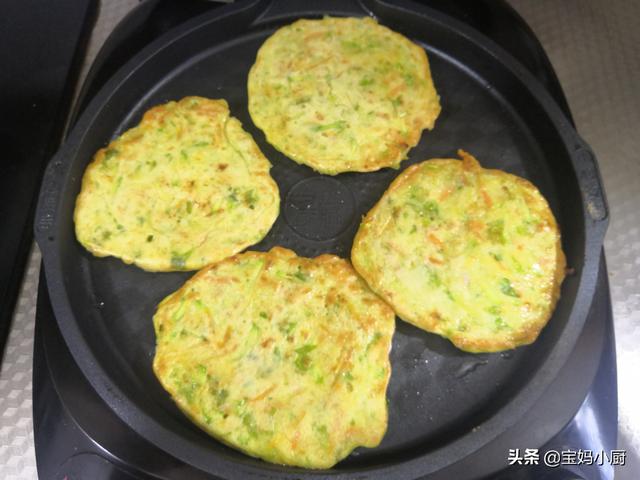 早餐，家人迷上了这个饼，不用揉面，比馅饼省事，营养又简单8