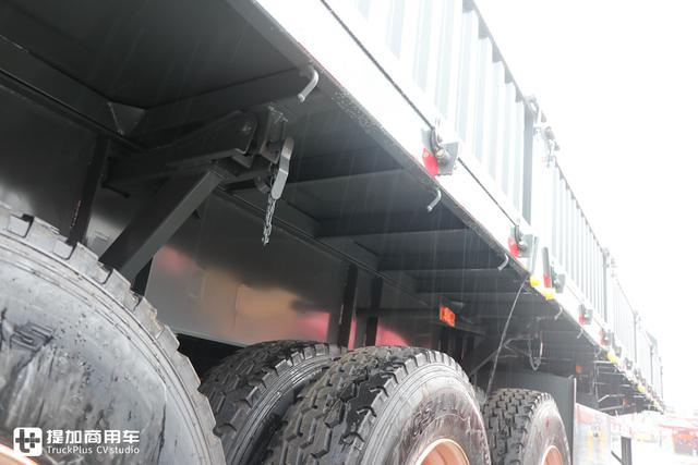 拉砂石料自卸车