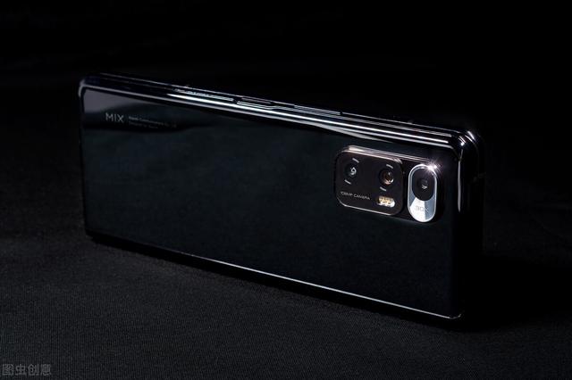 小米被曝明年或推出新款可折叠手机，采用翻盖设计，主攻女性市场