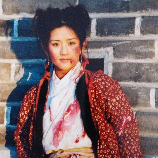 谢娜李湘:稳坐一姐之位8年，根正苗红的李湘为何输给