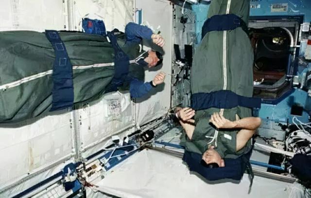宇航员返回地球为何要抬着走，时刻知道丨航天员“太空出差”返回地球后，为何要被抬着走