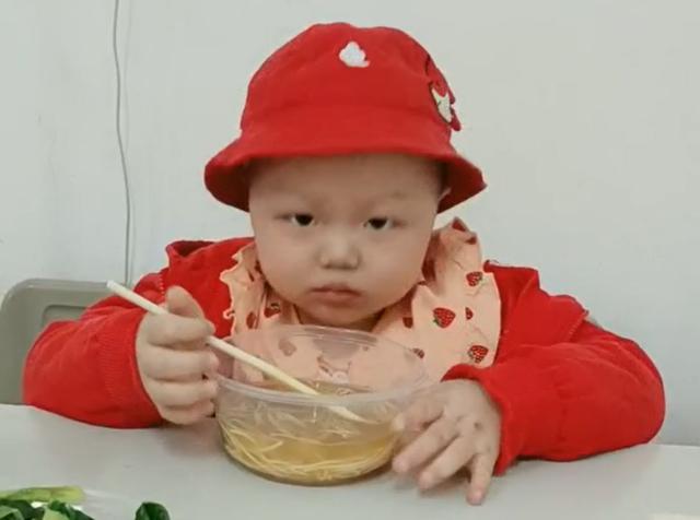 广西真人版“小红帽”，因贫血入院，却被查出血癌