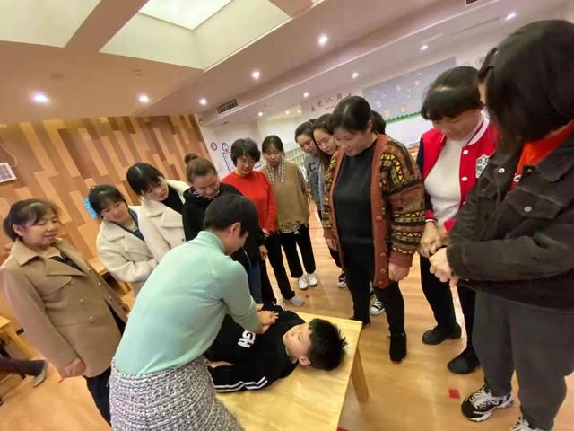 防患未然“救”在眼前：开发区剑桥汉铭爵幼儿园开展急救技能培训